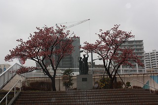 釜鳴屋平七像両脇(平成22年2月12日撮影)