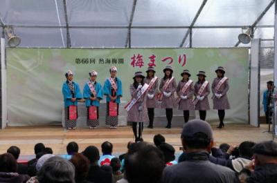 熱海の「ミス梅娘」と「椿まつり」のＰＲに訪れた東京・伊豆大島の「ミス椿の女王」